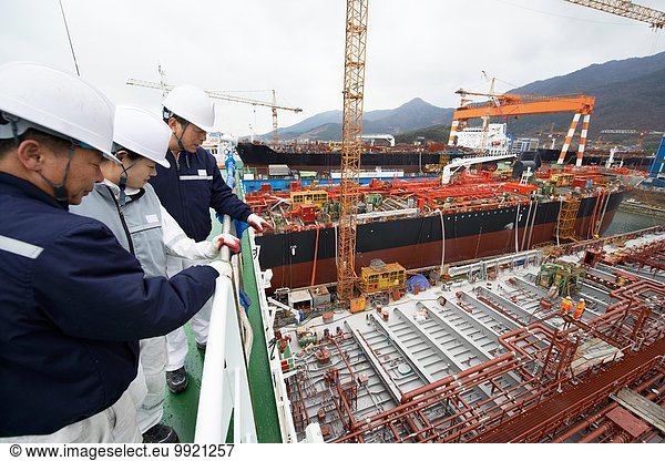 Arbeiter schauen über die Werft  GoSeong-gun  Südkorea