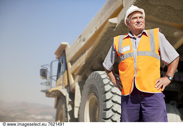 Arbeiter steht vor Ort an der Maschine