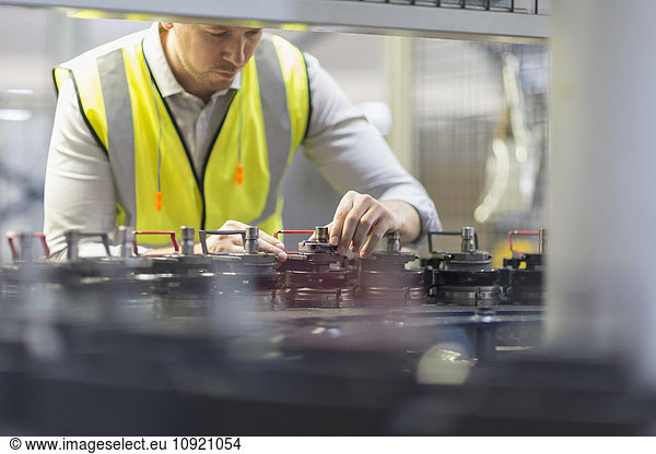 Arbeiter untersucht Maschinen im Stahlwerk