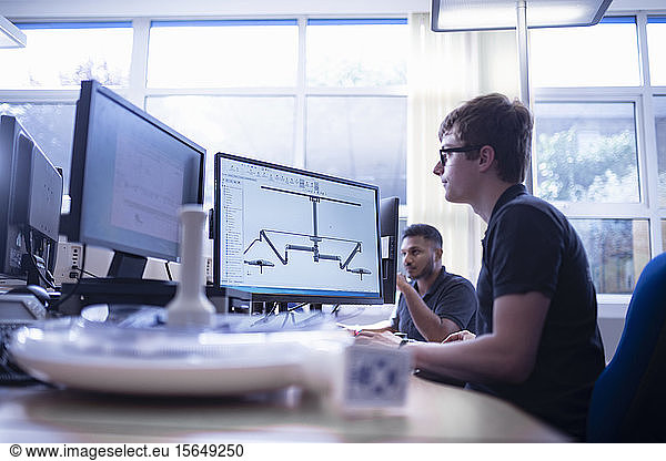 Arbeitnehmer  der sich mit der CAD-Konstruktion eines Produkts in einer Fabrik für elektronische Baugruppen befasst