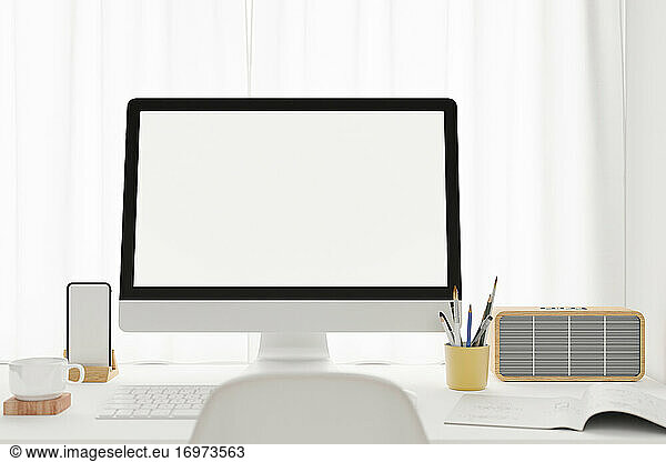 Arbeitsbereich mit Mockup leeren Bildschirm Laptop-Computer.