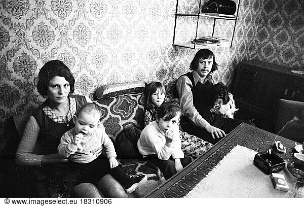 Arbeitslose beim Arbeitsamt Dortmund und Zuhause in Dortmund am 17.12.1974. Kinderreicher (3 K.) Arbeitsloser  Deutschland  Europa