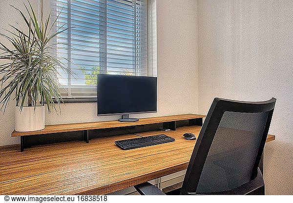 Arbeitsplatz mit Laptop auf Holztisch zu Hause am Fenster  Home Office  das neue normale komfortable modene Interieur Nahaufnahme.