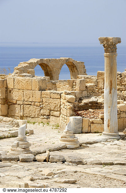 Archäologie  Antike  Ausgrabungsstätte  Säulen  Mauern und Bögen  frühchristliche Basilika  Kourion  Kurion  Episkopi bei Limassol  Südzypern  Republik Zypern  Mittelmeer  Europa