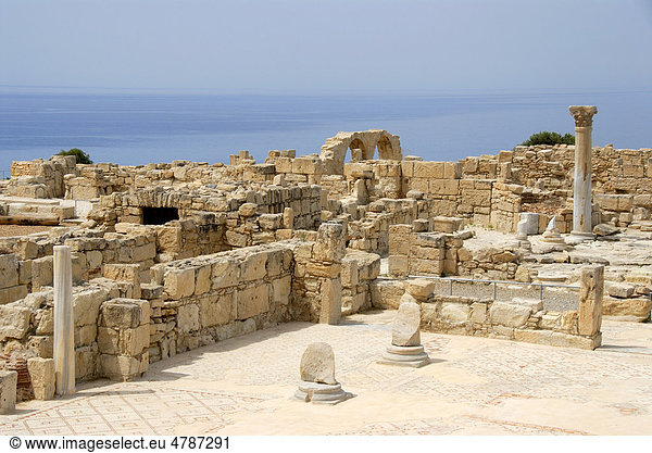 Archäologie Antike Ausgrabungsstätte Säulen und Mauern frühchristliche Basilika Kourion Kurion Episkopi bei Limassol Südzypern Republik Zypern Mittelmeer Europa