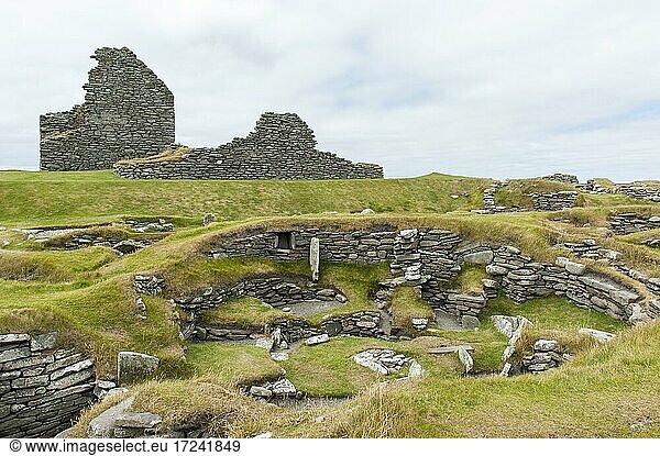 Archäologie  prähistorische archäologische Stätte  vorne Gebäude aus der Bronzezeit  hinten ein halb zerstörter Broch  Jarlshof  Mainland  Shetland Inseln  Schottland  Großbritannien  Europa