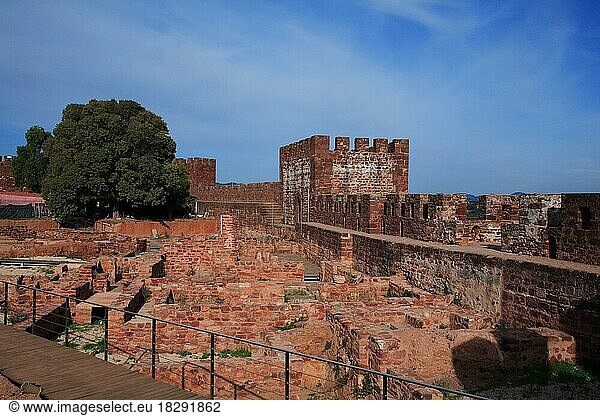 Archäologische Ausgrabung in der Burg von Silves  mittelalterliche Festungsanlage aus dem 12.-13. Jahrhundert in der Stadt Silves in der Algarve im Süden Portugal