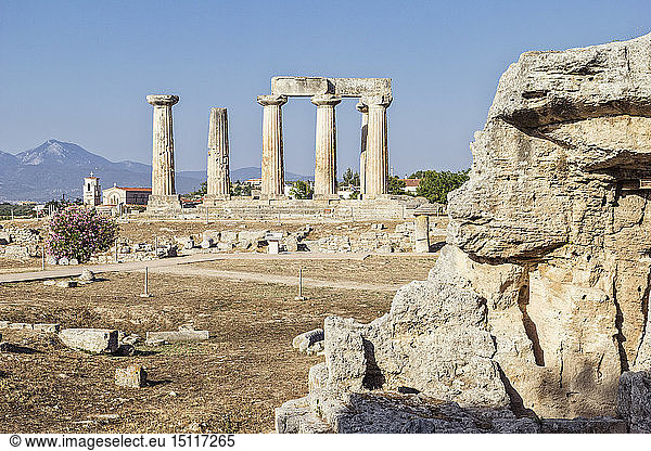 Archäologische Stätte mit archaischem Apollo-Tempel  dorischen Säulen  Korinth  Griechenland