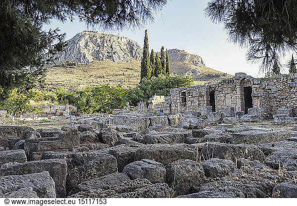 Archäologische Stätte mit Blick auf Acrocorinth  Korinth  Griechenland