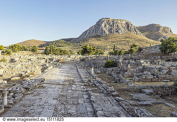 Archäologische Stätte mit der Lechaion-Straße und Blick auf Akrokorinth  Korinth  Griechenland