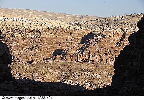 Archäologische Stätte Petra  Djebel Al-Khubtha Nabatäische Gräber und moderne Stadt  Petra  Jordanien.