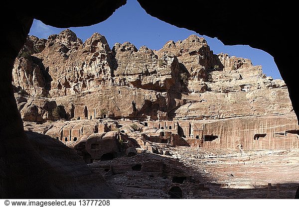 Archäologische Stätte Petra  Höhle mit römischem Amphitheater im Hintergrund  Petra  Jordanien.