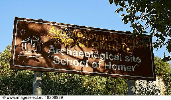 Archäologische Stätte  Schule des Homer  Schild Archäologische Stätte  blauer wolkenloser Himmel  Insel Ithaka  Ionische Inseln  Griechenland  Europa