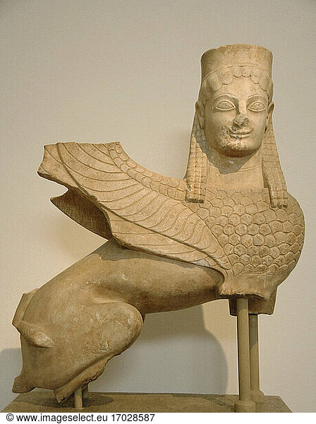 Archaische griechische Periode. Sphinx  die eine Totenstele krönte  ca. 570 v. Chr. Sie wurde in Sparta  Attika  gefunden. Archäologisches Nationalmuseum von Athen  Griechenland.