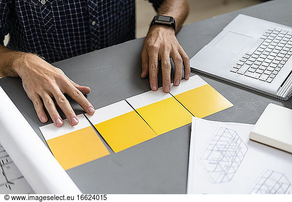 Architekt wählt gelben Farbton für Schreibtisch im Büro