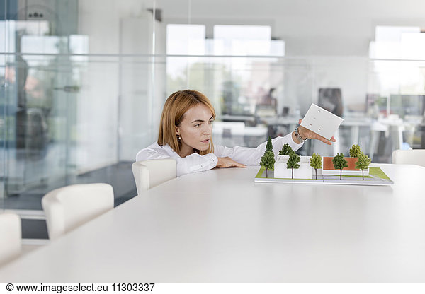 Architektin arrangiert Modell im Konferenzraum