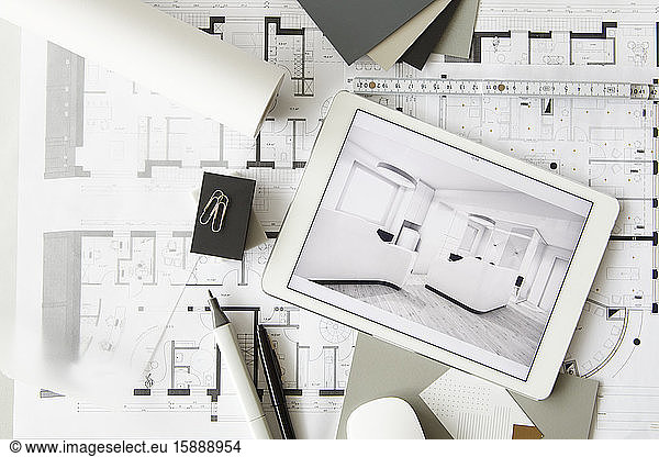 Architektonische Blaupausen und digitales Tablett mit moderner Inneneinrichtung der Vitrine