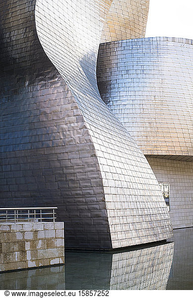 Architektonische Details aus dem Bilbao Guggenheim Museum Spanien