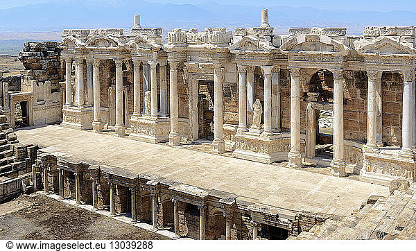 Architektonische Säulen im historischen Amphitheater