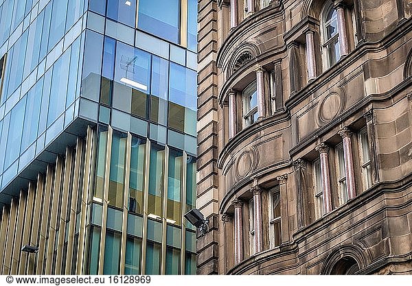 Architektonischer Kontrast in der Princess Street im Stadtteil New Town von Edinburgh  der Hauptstadt von Schottland  einem Teil des Vereinigten Königreichs.