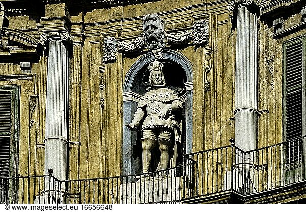Architektonisches Detail. Die vier Ecken (Quattro Canti) oder das Theater der Sonne (Teatro del Sole). Jede architektonische Fassade stellt eine der vier Jahreszeiten dar und enthält einen kaiserlichen Adler mit einem Wappen  einen Schutzpatron des Mandamento-Viertels  eine Statue eines spanischen Königs und eine allegorische Darstellung einer der vier Jahreszeiten. Piazza Vigliena. Palermo  Sizilien  Italien  Europa.