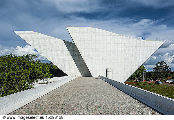 Architektur-Kunst von Oscar Niemeyer an der Three Powers Plaza  Brasilia  Brasilien