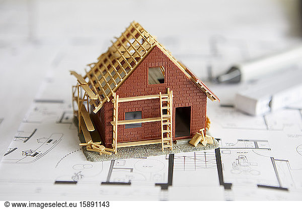 Architektur  Modell des Wohneigentums auf dem Bauplan