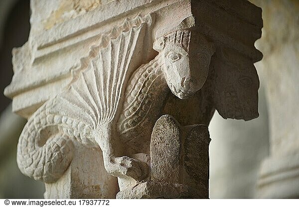 Archivfotos von geschnitzten Drachen historisierte romanische Säulenkapitelle - Kreuzgang des Franziskanerklosters - Dubrovnik