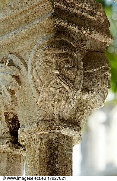 Archivfotos von historisierenden romanischen Säulenkapitellen mit geschnitztem Gesicht - Franziskanerkloster Kreuzgang - Dubrovnik