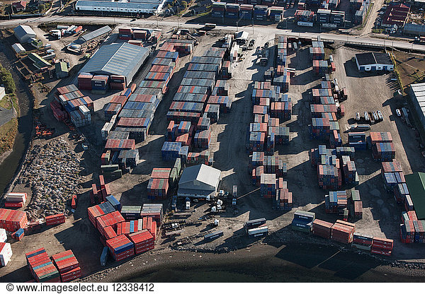 Argentinien  Feuerland  Schiffscontainer im Hafen von Ushuaia