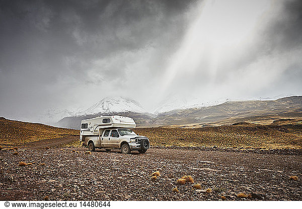 Argentinien Parque nacional Patagonien Wohnmobil-Parkplatz in der Berglandschaft am Paso Hondo