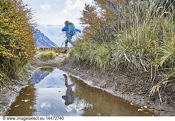 Argentinien Patagonien El Chalten Junge rennt in Pfütze im Los Glaciares-Nationalpark