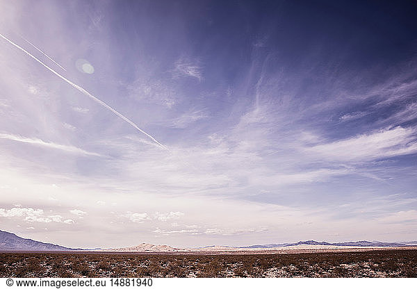 Aride Landschaft mit weit entfernten Bergen  Death Valley Junction  Kalifornien  USA