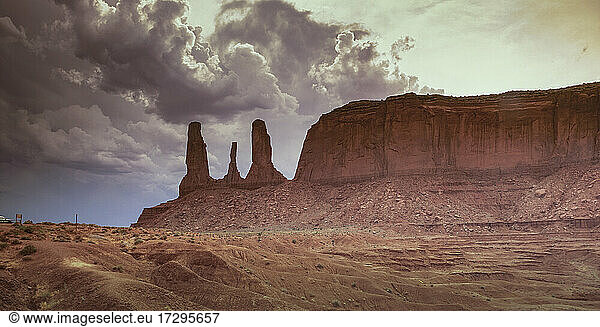 Arizona  Monument Valley Tribal Park  Die Drei Schwestern Felsformation im Monument Valley