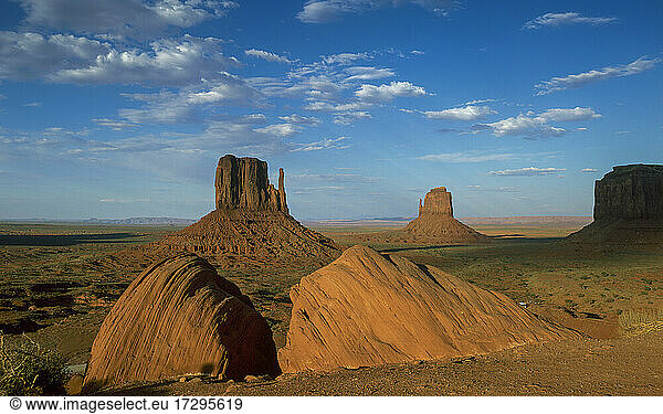 Arizona  Monument Valley Tribal Park  West und East Mitten Buttes im Monument Valley