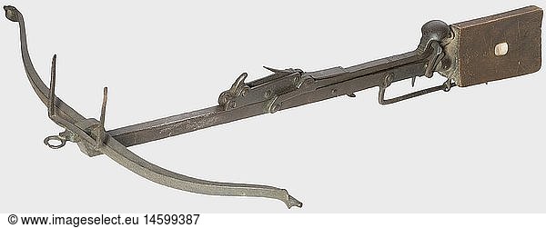 ARMBRUSTEN UND ZUBEHÃ–R  Kugelschnepper  deutsch um 1590 Schmaler  geschwungener Bogen. Eiserne SÃ¤ule mit oberseitigem Spannmechanismus  an der Vorderseite RingÃ¶se und eingeschobene Visierung. Abzug mit SpanndrÃ¼cker  eiserner FingerbÃ¼gel. Kurzer  hÃ¶lzerner Kolben mit punziertem Dekor  ergÃ¤nzte Perlmutteinlage mit Datierung '1680'. LÃ¤nge 67 cm.