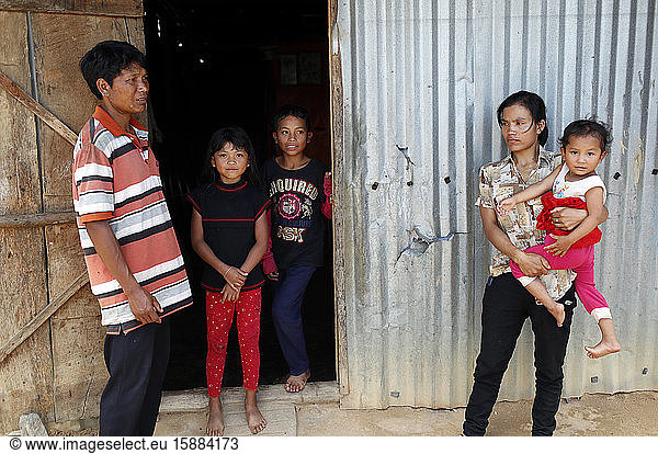 Arme vietnamesische Familie  die in einer kleinen Baracke aus Altmetall lebt. Dalat. Vietnam.