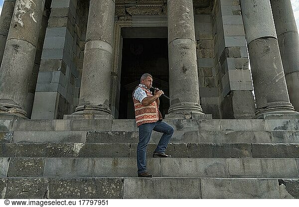 Armenier spielt den traditionellen Duduk vor dem hellenistischen Sonnentempel von Garni  Provinz Kotayk  Armenien  Kaukasus  Naher Osten  Nur für redaktionelle Zwecke  Asien