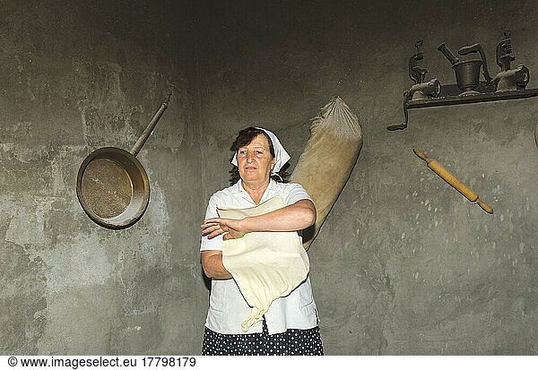 Armenische Frau bei der Zubereitung des armenischen Lavash-Brotes im traditionellen Tandoor-Ofen  nur für redaktionelle Zwecke  Provinz Ararat  Armenien  Asien