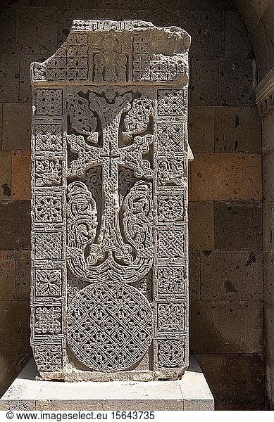 Armenischer Stein mit Kreuz  Kreuzstein  Khachkar  Chatschkar  Kirchenzentrum  Etschmiatsin  Armavir  Armenien  Asien