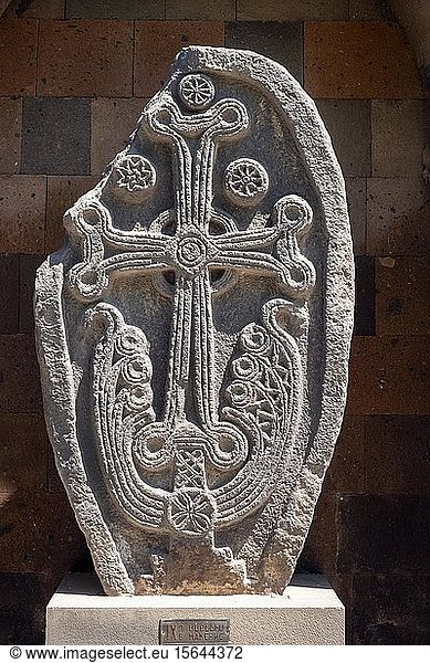 Armenischer Stein mit Kreuz  Kreuzstein  Khachkar  Chatschkar  Kirchenzentrum  Etschmiatsin  Armavir  Armenien  Asien