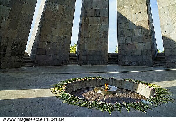 Armenisches Völkermorddenkmal Tsitsernakaberd mit ewiger Flamme  Eriwan  Armenien  Kaukasus  Naher Osten  Asien