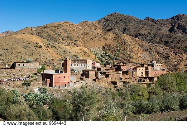 Armut arm arme armes armer Bedürftigkeit bedürftig Berg Wohnhaus Steilküste Dorf Zimmer Marokko alt
