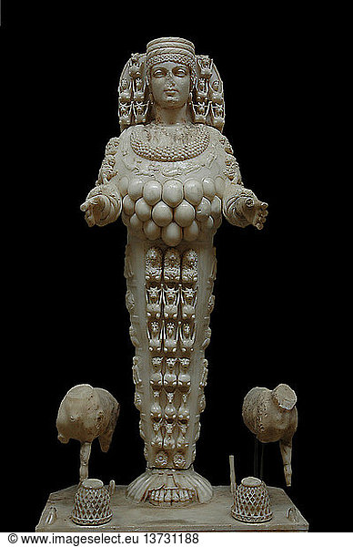 Artemis als Herrin von Ephesus  Marmorstatue  die Artemis als Muttergöttin der Fruchtbarkeit darstellt  geschmückt mit Löwen  Panthern und Hirschen. Ursprünglich für Brüste oder Stierhoden gehalten  werden die kugelförmigen Ausstülpungen als Darstellungen von tränenförmigen Bernsteinperlen angesehen  die ihre ursprüngliche hölzerne Kultfigur schmückten. In Ephesus und in ganz Kleinasien wurde Artemis mit der vorgriechischen Göttin Kybele in Verbindung gebracht  einer ursprünglichen Mutter und Fruchtbarkeitsgottheit. In der griechischen Mythologie war Artemis die jungfräuliche Göttin der Jagd  der wilden Wälder und der Fruchtbarkeit. Sie war die Tochter von Zeus und Leto. In der römischen Zeit wurde sie mit Diana  der römischen Göttin der Jagd  gleichgesetzt. Türkei. Altgriechisch. 2. Jahrhundert nach Christus. Ephesus  Kleinasien. Credit: Werner Forman Archiv/ NJ Saunders  Archäologisches Museum Ephesus
