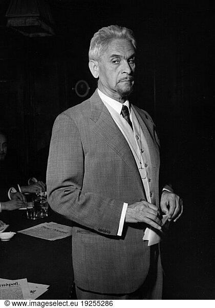 Arthur Schnitzler; Writer.
1862–1931. / Works: Professor Bernhardi (comedy  UA 1912). Character picture of the playwright Ernst Deutsch (1890–1969) as a professor Bernhardi in a performance of the Berlin Schillertheater  premiere on 18.11.1955 (directed by Heinrich Schnitzler). Photo taken at Nov. 1955 (Abraham Pisarek).
