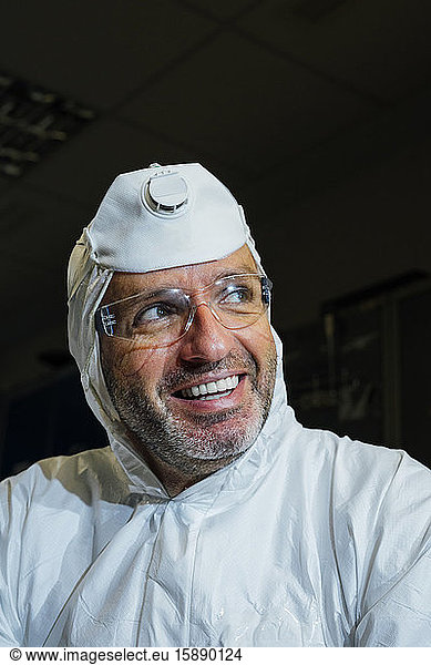 Arzt mit Schutzkleidung  Gesichtsmaske auf dem Kopf