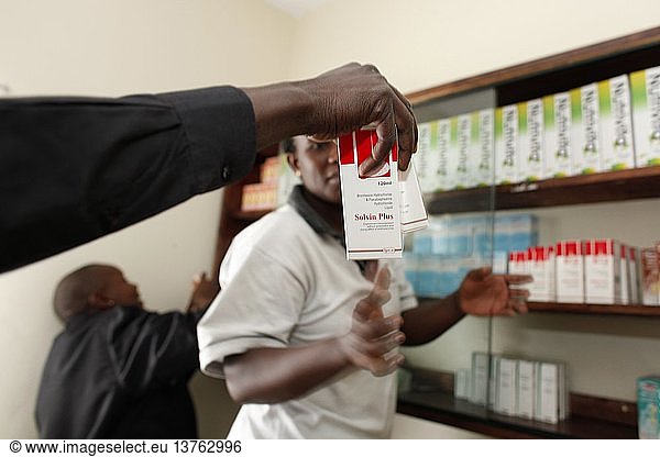 Arzt und Krankenschwester bei der Lagerung von Medikamenten in der WOFAK-Klinik (Women Fighting Aids in Kenya) in Kayole  Kenia
