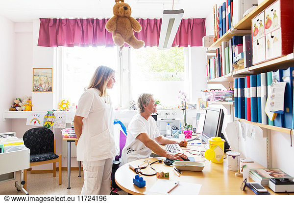 Arzt und Krankenschwester schauen auf einen Computerbildschirm