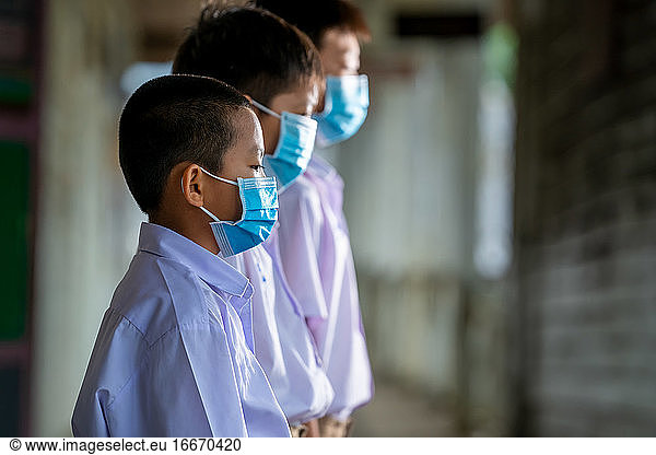 Asia-Student trägt Schutzmaske zum Schutz gegen Covid-19