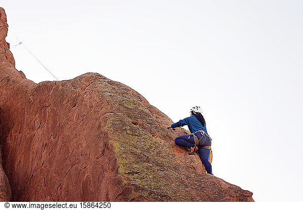 Asiatische Bergsteigerin im Garten der Götter Colorado